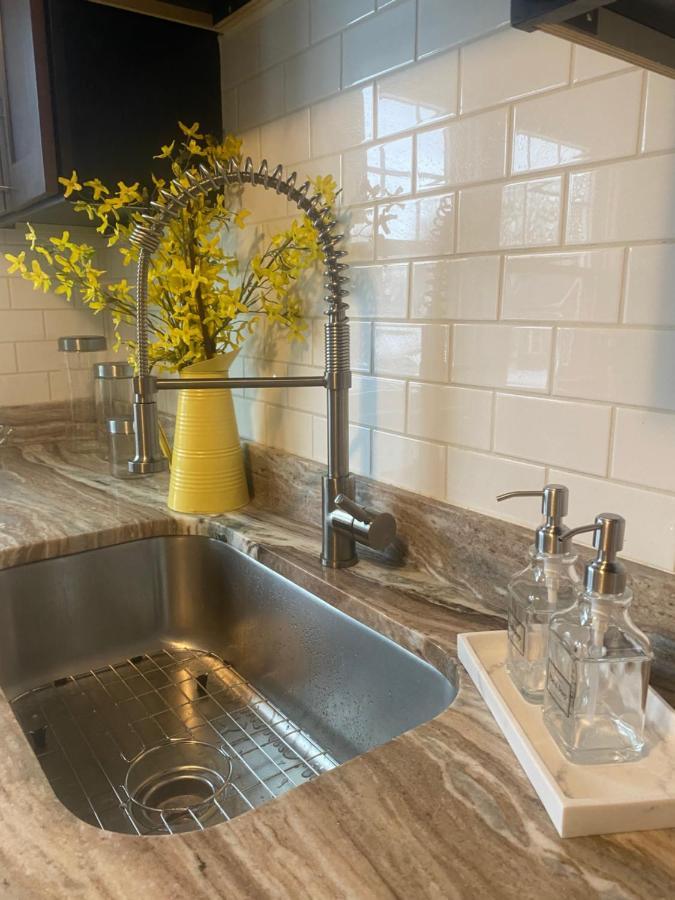 Cozy, Upstairs Apartment Pets Welcome With Fee Family Friendly Close To Everything Cleveland Exterior foto